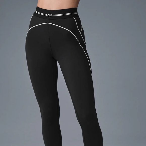 Alo heart throb workout set (both bra & leggings) - Picture 3 of 5